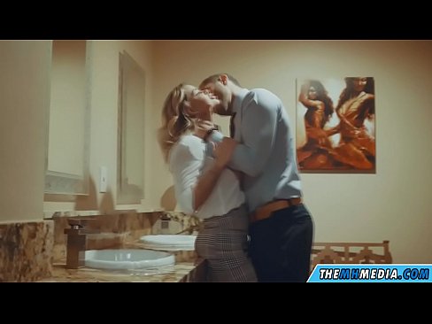 ❤️ כשבלונדינית חזה מפתה אותך בשירותים ציבוריים ☑ סרטון אנאלי אצלנו ❌